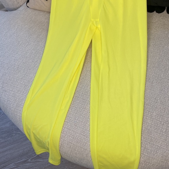 So real shear outfit set size xl and color is yellow. - Picture 3 of 4